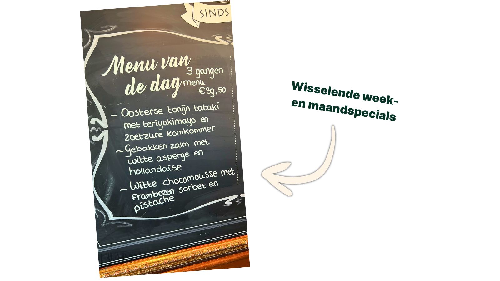 Week en maandmenu van de Dijk op krijtbord. 
