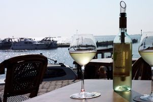 Wijn op het terras in Volendam