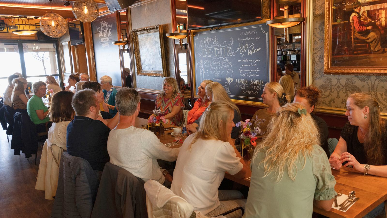 Met een grote groep eten in Volendam op de Dijk 